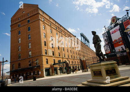 Ruth statue fronts Orioles Park at Camden Yards B et O la plus longue d'entrepôt immeuble sur Côte Est Baltimore Maryland Banque D'Images