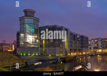 Le Royal Armouries Museum au crépuscule, Clarence Dock, Leeds, West Yorkshire, England UK Banque D'Images