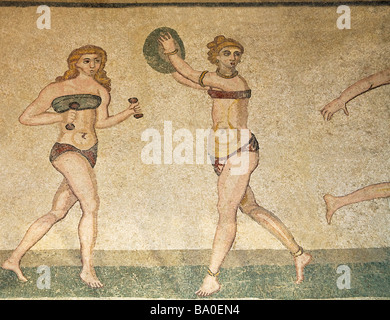 Bikini girl mosaic Villa Romana del Casale 4e siècle près de Piazza Armerina Sicile Italie Europe Banque D'Images