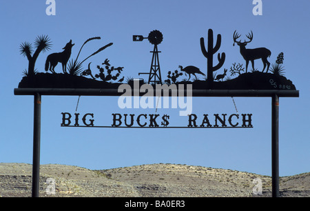 Signe en fer forgé entrée ranch près de Marathon à l'autoroute 90 à Stockton Plateau dans Brewster County Texas USA Banque D'Images