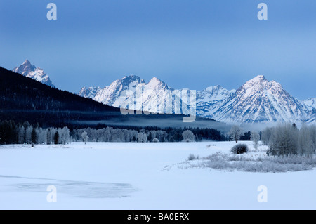 Frozen brume sur Oxbow Bend sur la rivière Snake avec Grand Teton pics sur un froid matin d'hiver Bretagne France Banque D'Images