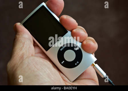 Hand holding Apple iPod Nano MP3 player portable stéréo personnelle Banque D'Images