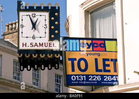 Soit par le signe de vacances fenêtre au-dessus de la Boutique des Joailliers Samuel H réveil à 12.57h dans le centre-ville de Dundee UK Banque D'Images