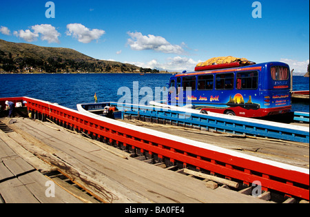 Barges de ferry de Tiquina reliant San Pablo et San Pedro de Tiquina, province de Manco Capac, département de la Paz, Bolivie Banque D'Images