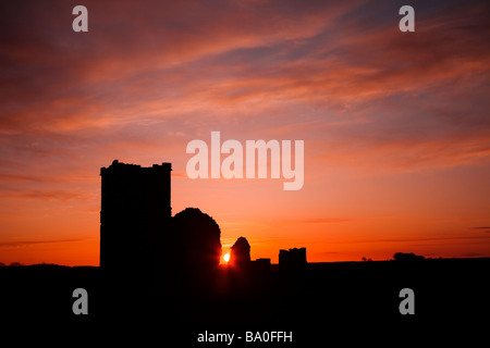 Coucher du soleil à Knowlton Church, Paris, église romane en ruine,Ce site est mis à jour par l'English Heritage. Banque D'Images