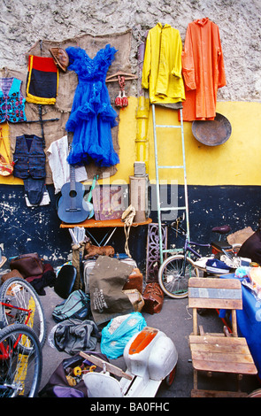 Une gamme unique de produits exposés au marché aux puces animé du dimanche à la Candelaria, le cœur historique de Bogotá, en Colombie. Banque D'Images
