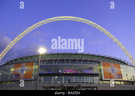 Le Stade de Football de Wembley au crépuscule, Wembley, Londres, Angleterre, Royaume-Uni Banque D'Images