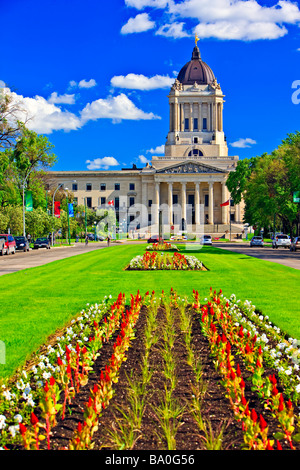 Buildilng législatif entouré de jardins de fleurs Ville de Winnipeg Manitoba Canada Banque D'Images