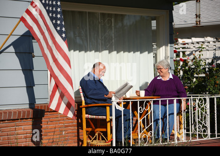 Senior couple sitting on Front Porch Banque D'Images