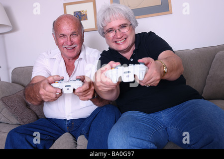 Senior couple playing video games Banque D'Images