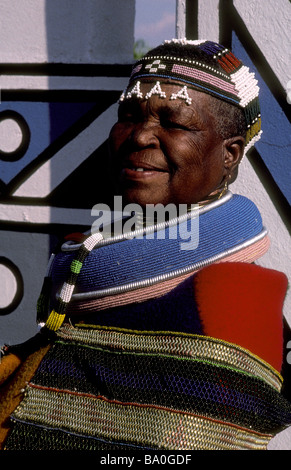 Esther Mahlangu emthombothimi kwandebele village afrique du sud Banque D'Images