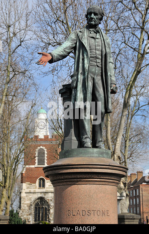 Statue historique commémorant William Gladstone à l'extérieur de l'église St Mary Bow mains daubed avec peinture rouge Tour Hamlets est Londres Angleterre Royaume-Uni Banque D'Images