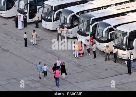 Port d'Abu Dhabi sur bateau de croisière les passagers d'autocars pour les excursions visite guidée autour des attractions à proximité Banque D'Images