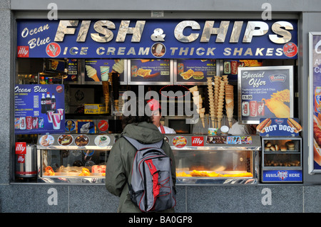 Client en soit servi au comptoir d'un bar Fish and Chips Banque D'Images