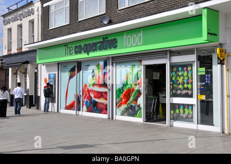 Cooperative Co op Food Store supermarché avec des gens qui font la queue sur la chaussée à l'extérieur au trou de distributeur automatique de billets de mur est de Londres Angleterre Royaume-Uni Banque D'Images