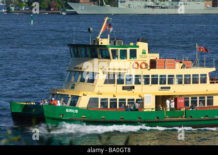 L'un des célèbre Sydney Ferries, voyageant à travers le port de Sydney Banque D'Images