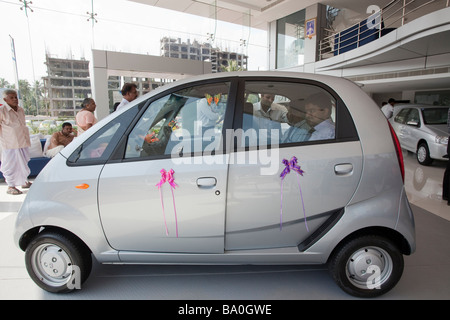 La nouvelle Tata Nano la voiture a été mise en liberté dans l'atelier de l'Inde et les Indiens semble vraiment intéressante par cette voiture low cost 2000 Euros que viendra bientôt sur le marché de l'ouest Banque D'Images