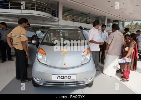 La nouvelle Tata Nano la voiture a été mise en liberté dans l'atelier de l'Inde et les Indiens semble vraiment intéressante par cette voiture low cost 2000 Euros que viendra bientôt sur le marché de l'ouest Banque D'Images