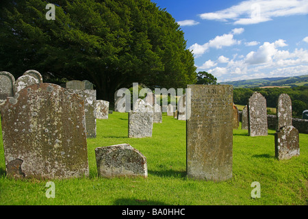 Des pierres tombales dans le cimetière de Selworthy, Somerset, England, UK Banque D'Images