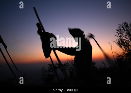 Au Bâton zoulou au coucher du soleil Banque D'Images
