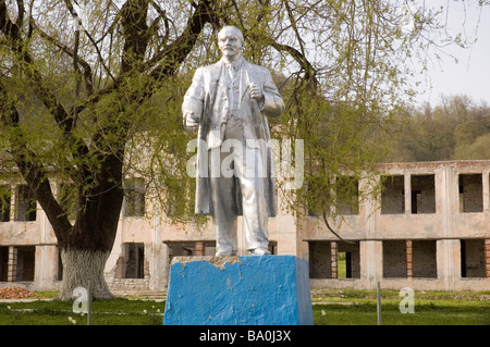 Statue de peints argent dirigeant bolchévique Lénine en face d'une ruine chaotique dans la Fédération de Russie Banque D'Images