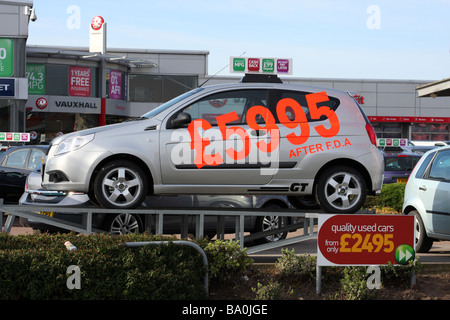 Une voiture à vendre à un concessionnaire Ford dans une ville du Royaume-Uni. Banque D'Images