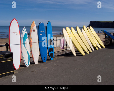 Des planches de surf à égalité contre station main courante, en dehors de la surf shop à Lyon, Cleveland, UK Banque D'Images