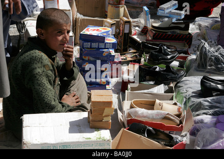 Vendeur sur le marché transfrontalier près à la frontière d'Ishkashim entre le Tadjikistan et l'Afghanistan Banque D'Images