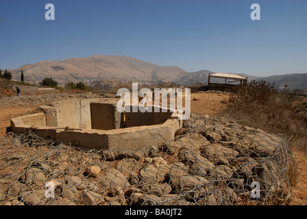 Un bunker israélien abandonné sur une crête stratégique avec le mont Hermon en arrière-plan, près de la frontière avec la Syrie, sur le plateau du Golan Israël Banque D'Images