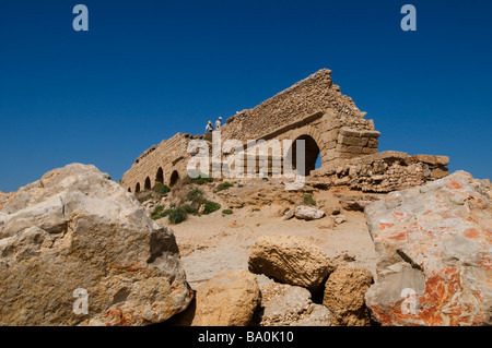 L'ancien aqueduc romain de Césarée en Israël Banque D'Images