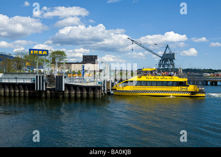 La libre New York Water Taxi tire dans le nouveau Ikea dans Red Hook Brooklyn New York, Pier 11 Banque D'Images