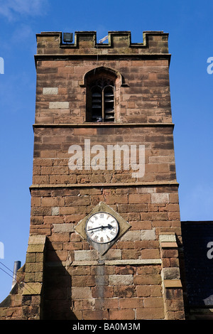 Vue de l'église St Mary de l'horloge, Cheshire, regardant vers le haut de l'ancienne porte à l'avant des mesures Banque D'Images