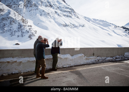 Personnes âgées, habitants du village avec les jumelles dans l'Hinterrhein, Suisse Banque D'Images
