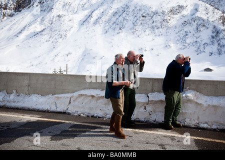 Personnes âgées, habitants du village avec les jumelles dans l'Hinterrhein, Suisse Banque D'Images