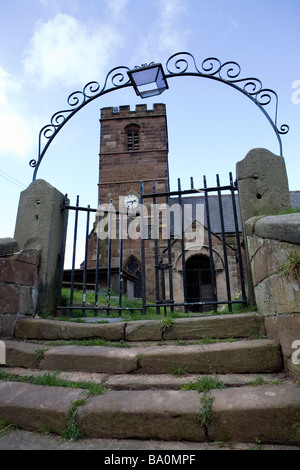 Vue de l'église St Mary de l'horloge, Cheshire, jusqu'à l'antique et étapes à travers la porte avant Banque D'Images