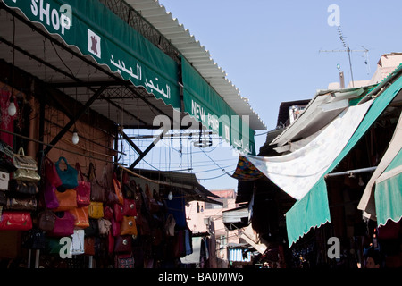 Le couvert des différents étals du marché de la vente de biens aux touristes dans les souks de la médina de Marrakech Banque D'Images