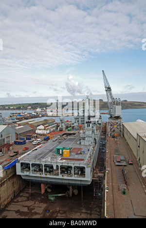 Un navire en cale sèche au chantier naval de A&P, Falmouth, Cornwall, uk Banque D'Images