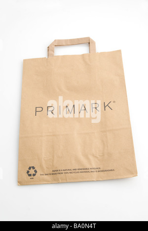 Primark sac en papier brun isolé sur fond blanc Banque D'Images