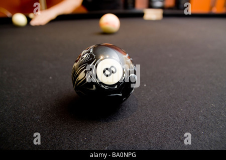 8 Ball sur la table de billard de feutre noir Banque D'Images