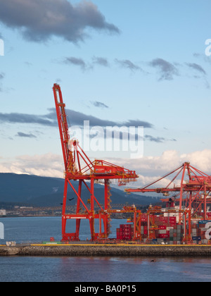 Port de conteneurs dans l'Inlet Burrard, Vancouver British Columbia Banque D'Images