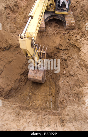 Excavatrice sur chenilles dépose de rock excavation dans le cadre d'un assainissement de l'environnement. Banque D'Images