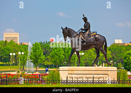 Statue équestre de la reine Elizabeth II dans The Queen Elizabeth II Gardens Ville de Regina Saskatchewan Canada Banque D'Images