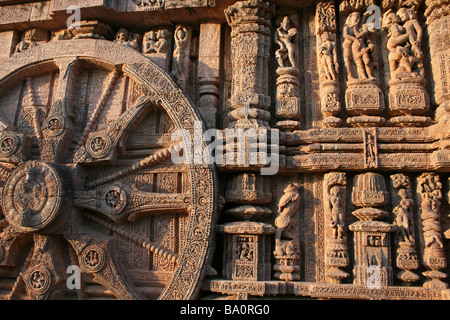 En grès sculpté roue char du dieu du Soleil au Temple du Soleil, Konark, Orissa Banque D'Images