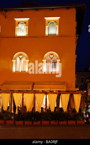 Le restaurant de charme sur la Piazza Duomo, à l'Aquila, Abruzzo, Italie,avant le séisme de 2009 devastaion 6thApril Banque D'Images
