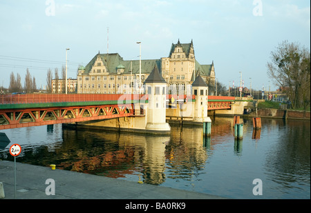 Le long Pont et Bureau des douanes le bâtiment, Szczecin, Pologne Banque D'Images
