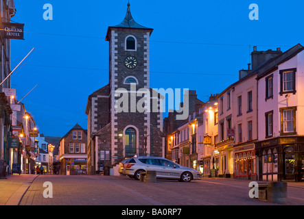 Place du marché et sans objet Hall au crépuscule, Keswick, Parc National de Lake District, Cumbria, Angleterre, Royaume-Uni Banque D'Images