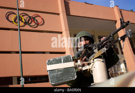 Un soldat de l'Armée nationale afghane monte la garde à l'extérieur du stade Ghazi à Kaboul en Afghanistan Banque D'Images