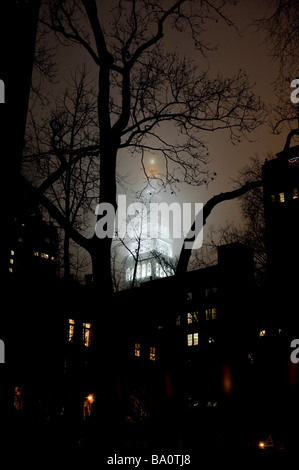 Vue de l'immeuble de la Métropolitaine éclairé la nuit. Manhattan, New York City, USA. Banque D'Images