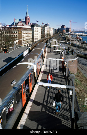 19 mars 2009 - train Hochbahn s'arrêtant à la station Landungsbrücken dans le port allemand de Hambourg. Banque D'Images