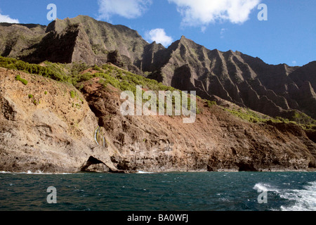 Falaises et chute près de Kalalau Beach Côte de Na Pali Kauai HI Banque D'Images